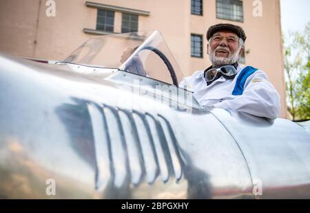 19. Mai 2020, Sachsen, Chemnitz: Frieder Bach, Sammler und Restaurator von Oldtimern, sitzt im letzten und brandneuen Sportwagen DKW F9 in Chemnitz. Bach brachte das Auto nach einer Zeichnung von 1940 zum Leben, die er zufällig bei Recherchen für eine Ausstellung im Museum für Sächsische Fahrzeuge entdeckte. Es war die Skizze für den letzten Sportwagen, den die DKW damals unter dem Dach der Auto Union bauen wollte. Das Fahrzeug sollte ursprünglich am Rennen Berlin-Rom 1938 teilnehmen, aber der Krieg verhinderte, dass es produziert wurde. Mehr als 75 Jahre später wurde das Auto nun mit Hilfe von gebaut Stockfoto