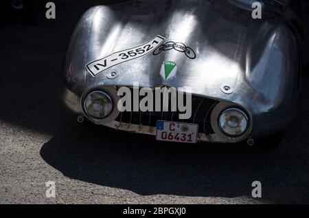 19. Mai 2020, Sachsen, Chemnitz: Der letzte und brandneue DKW F9 Sportwagen steht auf einem Bauernhof in Chemnitz. Der Oldtimer-Sammler und Restaurator Bach ließ das Fahrzeug nach einer Zeichnung von 1940 lebendig werden, die er zufällig bei Recherchen für eine Ausstellung im Museum Sächsischer Fahrzeuge entdeckt hatte. Es war die Skizze für den letzten Sportwagen, den die DKW damals unter dem Dach der Auto Union bauen wollte. Das Fahrzeug sollte ursprünglich am Rennen Berlin-Rom 1938 teilnehmen, aber der Krieg verhinderte, dass es produziert wurde. Mehr als 75 Jahre später wurde das Auto nun mit dem Hel gebaut Stockfoto