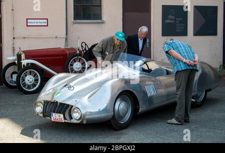 19. Mai 2020, Sachsen, Chemnitz: Der letzte und brandneue Sportwagen DKW F9 steht auf einem Bauernhof in Chemnitz und kann sich die Besucher genauer ansehen. Der Oldtimer-Sammler und Restaurator Bach brachte das Fahrzeug nach einer Zeichnung aus dem Jahr 1940 zum Leben, die er zufällig bei Recherchen für eine Ausstellung im Museum für Sächsische Fahrzeuge entdeckt hatte. Es war die Skizze für den letzten Sportwagen, den die DKW damals unter dem Dach der Auto Union bauen wollte. Das Fahrzeug sollte ursprünglich am Rennen Berlin-Rom 1938 teilnehmen, aber der Krieg verhinderte, dass es produziert wurde. Mehr als 75 Jahre Stockfoto
