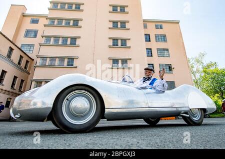 19. Mai 2020, Sachsen, Chemnitz: Frieder Bach, Sammler und Restaurator von Oldtimern, sitzt im letzten und brandneuen Sportwagen DKW F9 vor der historischen Hochgarage in Chemnitz. Bach brachte das Fahrzeug nach einer Zeichnung von 1940 zum Leben, die er zufällig bei Recherchen für eine Ausstellung im Museum für Sächsische Fahrzeuge entdeckt hatte. Es war die Skizze für den letzten Sportwagen, den die DKW damals unter dem Dach der Auto Union bauen wollte. Das Fahrzeug sollte ursprünglich am Rennen Berlin-Rom 1938 teilnehmen, aber der Krieg verhinderte, dass es produziert wurde. Mehr als 75 Jahre Stockfoto