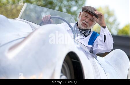 19. Mai 2020, Sachsen, Chemnitz: Frieder Bach, Sammler und Restaurator von Oldtimern, sitzt im letzten und brandneuen Sportwagen DKW F9 in Chemnitz. Bach brachte das Auto nach einer Zeichnung von 1940 zum Leben, die er zufällig bei Recherchen für eine Ausstellung im Museum für Sächsische Fahrzeuge entdeckte. Es war die Skizze für den letzten Sportwagen, den die DKW damals unter dem Dach der Auto Union bauen wollte. Das Fahrzeug sollte ursprünglich am Rennen Berlin-Rom 1938 teilnehmen, aber der Krieg verhinderte, dass es produziert wurde. Mehr als 75 Jahre später wurde das Auto nun mit Hilfe von gebaut Stockfoto