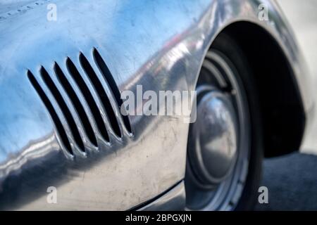 19. Mai 2020, Sachsen, Chemnitz: Der letzte und brandneue DKW F9 Sportwagen steht auf einem Bauernhof in Chemnitz. Der Oldtimer-Sammler und Restaurator Bach ließ das Fahrzeug nach einer Zeichnung von 1940 lebendig werden, die er zufällig bei Recherchen für eine Ausstellung im Museum Sächsischer Fahrzeuge entdeckt hatte. Es war die Skizze für den letzten Sportwagen, den die DKW damals unter dem Dach der Auto Union bauen wollte. Das Fahrzeug sollte ursprünglich am Rennen Berlin-Rom 1938 teilnehmen, aber der Krieg verhinderte, dass es produziert wurde. Mehr als 75 Jahre später wurde das Auto nun mit dem Hel gebaut Stockfoto