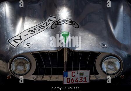 19. Mai 2020, Sachsen, Chemnitz: Der letzte und brandneue DKW F9 Sportwagen steht auf einem Bauernhof in Chemnitz. Der Oldtimer-Sammler und Restaurator Bach ließ das Fahrzeug nach einer Zeichnung von 1940 lebendig werden, die er zufällig bei Recherchen für eine Ausstellung im Museum Sächsischer Fahrzeuge entdeckt hatte. Es war die Skizze für den letzten Sportwagen, den die DKW damals unter dem Dach der Auto Union bauen wollte. Das Fahrzeug sollte ursprünglich am Rennen Berlin-Rom 1938 teilnehmen, aber der Krieg verhinderte, dass es produziert wurde. Mehr als 75 Jahre später wurde das Auto nun mit dem Hel gebaut Stockfoto