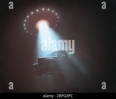 Unbekanntes Flugobjekt heben Sie ein Auto. Konzept der Entführung durch Außerirdische. Alte Foto mit dem Geräusch von High ISO Film. Auswirkungen der Alterung und Verschleiß aufgrund von Tim Stockfoto