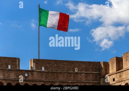 ROM, ITALIEN - 8. OKTOBER 2018: Flagge Italiens an der Wand des Engelsburg gegen den Himmel. Stockfoto