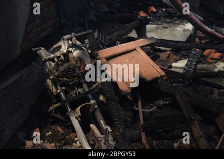 srinagar Mai 19-2020. Fahrzeug in Brand bei der Schießerei Anblick in der Altstadt NawaKadal Bereich von srinagar. Stockfoto