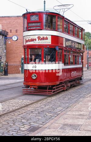 Erhaltene Leeds City Horsfield Straßenbahn Nr. 180 in der Altstadt Sektion des Crich Tramway Museum Derbyshire am Yorkshire Day Im Sommer 2007 Stockfoto