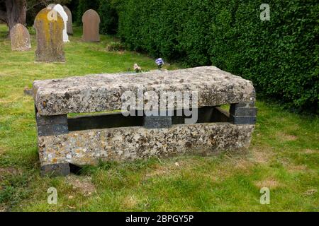 Römische Sakophagus in Saint Martins Anglikanische Pfarrkirche Friedhof, Ancaster Dorf, Lincolnshire Stockfoto