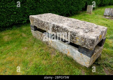 Römische Sakophagus in Saint Martins Anglikanische Pfarrkirche Friedhof, Ancaster Dorf, Lincolnshire Stockfoto