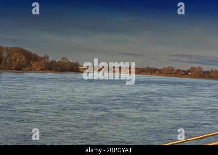 Blick in Richtung Krefeld auf dem Rhein bei Düsseldorf Stadtteil Kaiserwerth. Stockfoto