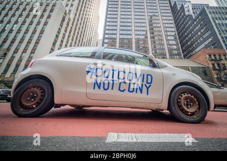 Karawanenprotestierende fahren am CUNY-Hauptquartier. PSC-CUNY Mitglieder, Dozenten, Mitarbeiter und Studenten versammelten sich vor dem CUNY Hauptquartier, um die "Karawane zur Rettung von Arbeitsplätzen und zur Finanzierung von CUNY" abzuhalten, einen lauten motorisierten Protest gegen CUNYs präventive Entlassungen von Kontingentarbeitern und für CUNY Finanzierung, während sie um das Büro von Gouverneur Cuomo und die berüchtigte "Milliardäre-Reihe" hupten. (Foto von Erik McGregor/Sipa USA) Stockfoto