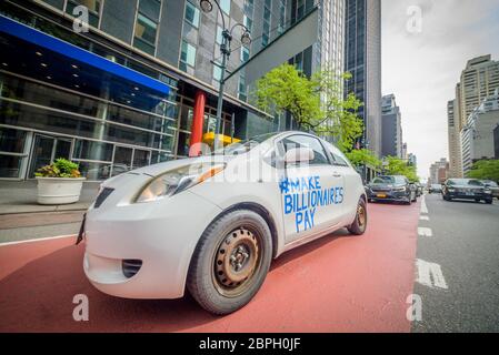 Karawanenprotestierende fahren durch das Büro von Gouverneur Cuomo. PSC-CUNY Mitglieder, Dozenten, Mitarbeiter und Studenten versammelten sich vor dem CUNY Hauptquartier, um die "Karawane zur Rettung von Arbeitsplätzen und zur Finanzierung von CUNY" abzuhalten, einen lauten motorisierten Protest gegen CUNYs präventive Entlassungen von Kontingentarbeitern und für CUNY Finanzierung, während sie um das Büro von Gouverneur Cuomo und die berüchtigte "Milliardäre-Reihe" hupten. (Foto von Erik McGregor/Sipa USA) Stockfoto