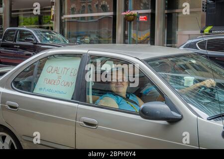 Karawanenprotestierende fahren am CUNY-Hauptquartier. PSC-CUNY Mitglieder, Dozenten, Mitarbeiter und Studenten versammelten sich vor dem CUNY Hauptquartier, um die "Karawane zur Rettung von Arbeitsplätzen und zur Finanzierung von CUNY" abzuhalten, einen lauten motorisierten Protest gegen CUNYs präventive Entlassungen von Kontingentarbeitern und für CUNY Finanzierung, während sie um das Büro von Gouverneur Cuomo und die berüchtigte "Milliardäre-Reihe" hupten. (Foto von Erik McGregor/Sipa USA) Stockfoto