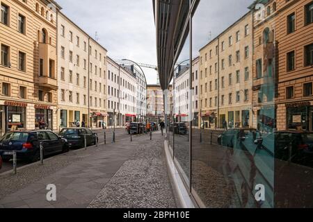 Berlin, Deutschland. Verlassene Straße in der Stadt berlin während der Sperrung des Coronavirus. Rosenthaler Straße. Stockfoto