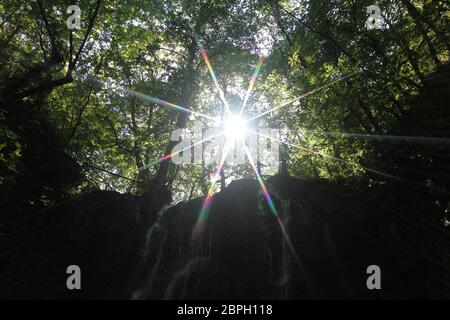 Wasserfall im Wald Sonnenstrahl Stockfoto