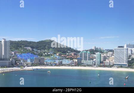 Blick von oben auf den Songdo-Strand und das Stadtbild von Busan an an sonnigen heißen Tagen Stockfoto