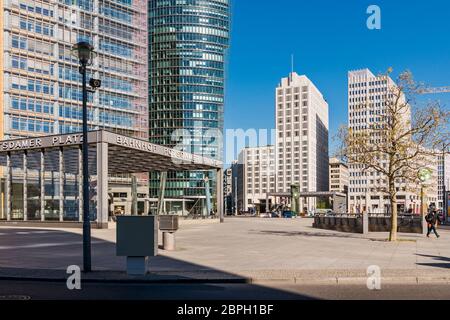 Leere Straßen und Plätze in Berlin während der Koronakrise. Aufgrund der Pandemie mit Covid-19 erscheint die Stadt menschenleer. Hier: Potsdamer Platz Stockfoto