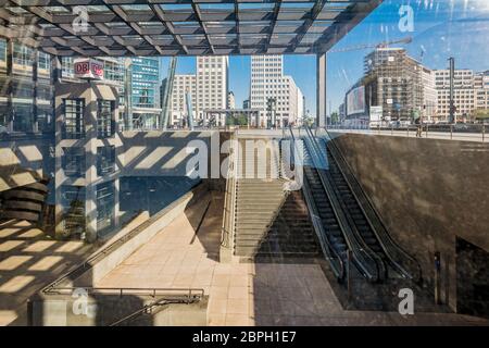 Leere Straßen und Plätze in Berlin während der Koronakrise. Aufgrund der Pandemie mit Covid-19 erscheint die Stadt menschenleer. Hier: Potsdamer Platz Stockfoto