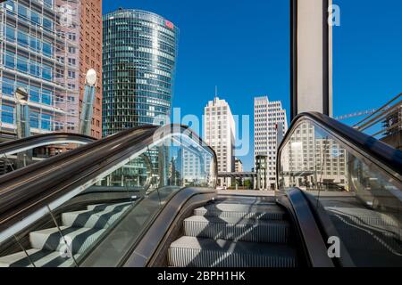 Leere Straßen und Plätze in Berlin während der Koronakrise. Aufgrund der Pandemie mit Covid-19 erscheint die Stadt menschenleer. Hier: Potsdamer Platz Stockfoto