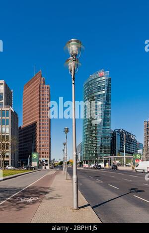 Leere Straßen und Plätze in Berlin während der Koronakrise. Aufgrund der Pandemie mit Covid-19 erscheint die Stadt menschenleer. Potsdamer Platz Stockfoto