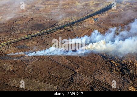 Luftaufnahme der Yorkshire Moors Heather Fires Stockfoto