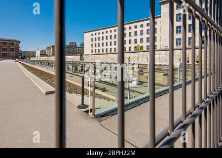 Leere Straßen und Plätze in Berlin während der Koronakrise. Topografie des Terrors Stockfoto