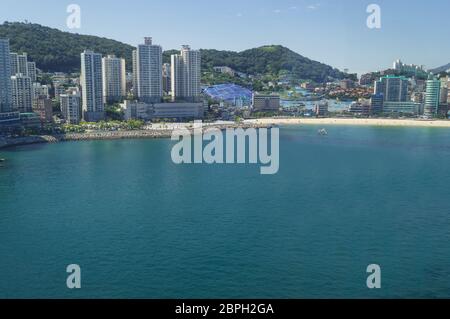 Blick auf Busan Stadtbild von oben an sonnigen Tag mit Songdo Strand und Meer Stockfoto