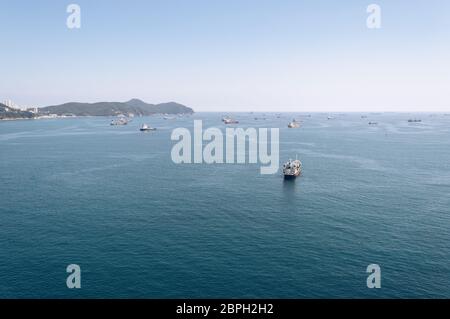 Blick von oben auf die vertäuten Schiffe und Inseln in Busan an sonnigen Tag mit klarem Himmel Stockfoto