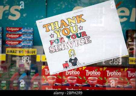 Unterstützung für Ladenarbeiter in einem Schaufenster während der Covid-19 Pandemie, Market Harborough, Leicstershire, England. Stockfoto