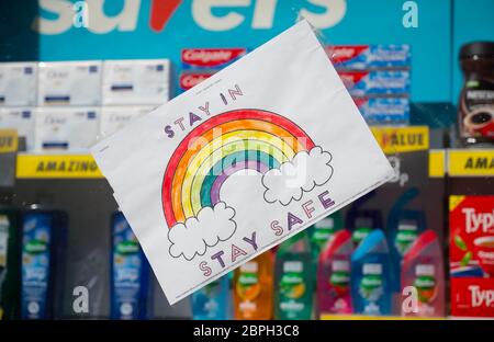 Unterstützung für das NHS Regenbogenschild in einem Schaufenster während der Covid-19 Pandemie, Market Harborough, Leicstershire, England. Stockfoto