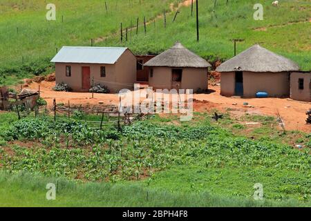 Kleine ländliche Siedlung im bergigen Grasland, KwaZulu-Natal, Südafrika Stockfoto