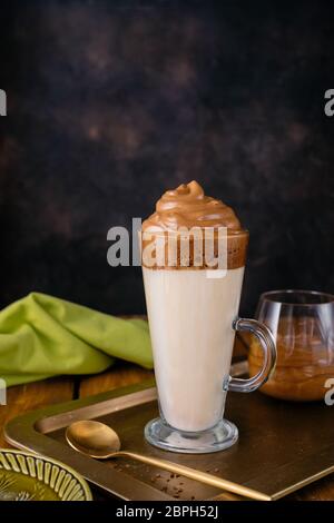 Dalgona Coffee, ein köstlicher schaumig-Schlagkaffee Stockfoto