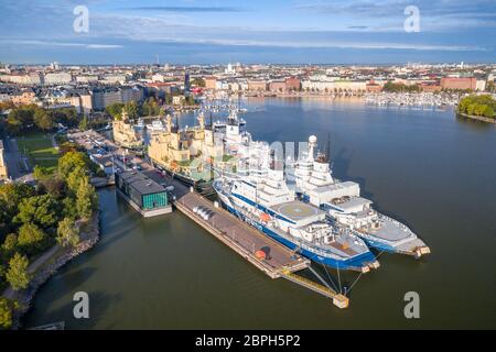 Finnische Eisbrecher-Schiffe, die im Sommer auf einem Dock in Helsinki, Finnland, festgemacht sind. Stockfoto