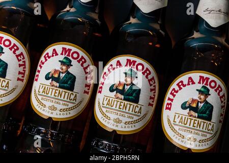 LONDON - 08. APRIL 2020: Birra Moretti Lagerbierflasche aus Italien Stockfoto