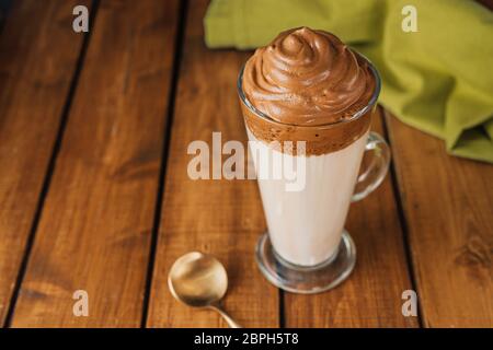 Ein langes Glas köstlichen, geschlagenen Dalgona-Kaffee, der von oben eingefangen wird Stockfoto