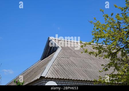 Das Dach des Hauses ist aus Schiefer. Alte Schiefer auf dem Dach Stockfoto