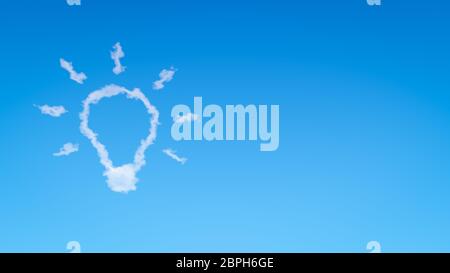 Einzelne Glühbirne Form Wolke im blauen Himmel mit Copyspace Stockfoto