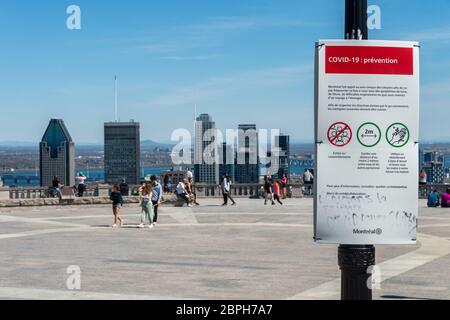 Montreal, CA - 18 May 2020 : Schild mit französischen Covid-19 Sicherheitsrichtlinien und Montreal Skyline in der Ferne. Stockfoto