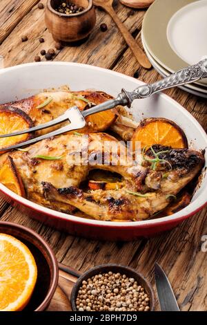 Gebackene Chicken Drumsticks mit Orangensauce in Auflaufform Stockfoto