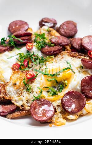 Scharfe Chorizo Wurst und Eier spanisch Huevos rotos mit Pommes Tapas Stockfoto