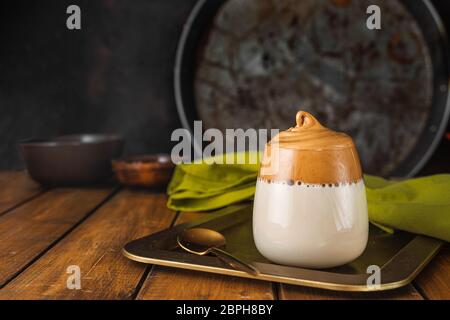 Ein Glas berühmten Schlagkaffee Dalgona auf rustikalem Hintergrund Stockfoto