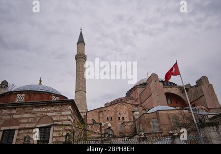 Die türkische Flagge vor der Hagia Sophia in Istanbul bei schlechtem Wetter Stockfoto