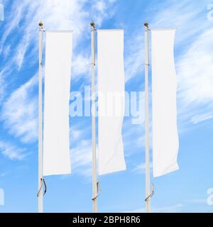 Drei leere weiße Fahnen Fahnenmasten gegen bewölkt blauer Himmel, Corporate Flagge Mockup zu Ad-Logo, Text oder Symbol, Firma Identität Flagge Vorlage mit Co Stockfoto