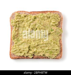 Brotscheibe mit Avocado-Püree isoliert auf weißem, Schnittpfad. Scheibe Mehrkornbrot quadratische Form Putz Avocado für Toast gestampft. Draufsicht oder Stockfoto