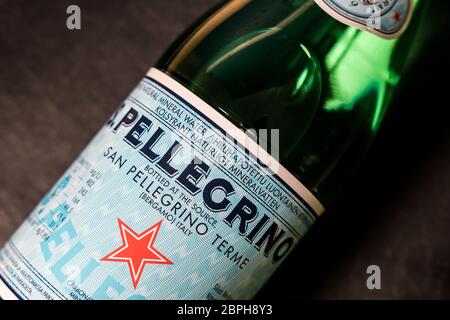 LONDON - 08. APRIL 2020: San Pellegrino Mineralwasserflasche aus Italien Stockfoto