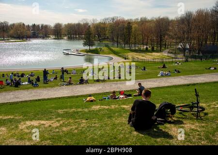 Montreal, CA - 18. Mai 2020: Menschen treffen sich während der Coronavirus-Pandemie in der Nähe des Beaver Lake Stockfoto