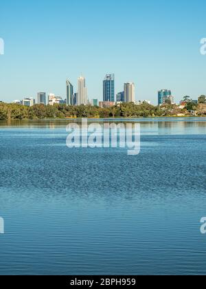 Skyline von Perth CBD von Lake Monger WA Australien. Stockfoto