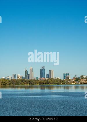 Skyline von Perth CBD von Lake Monger WA Australien. Stockfoto