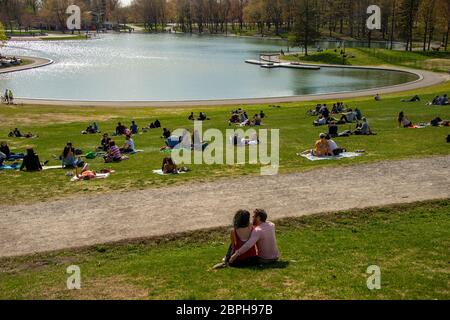 Montreal, CA - 18. Mai 2020: Menschen treffen sich während der Coronavirus-Pandemie in der Nähe des Beaver Lake Stockfoto