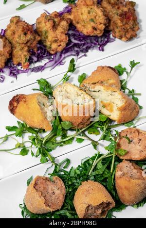 Auswahl an traditionellen portugiesischen Tapas auf Lissabon Restaurant Tabelle Stockfoto